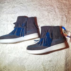 Muk Luks water resistant ankle boots size 6